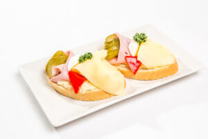 CHLEBÍČEK SE ŠUNKOU A SÝREM